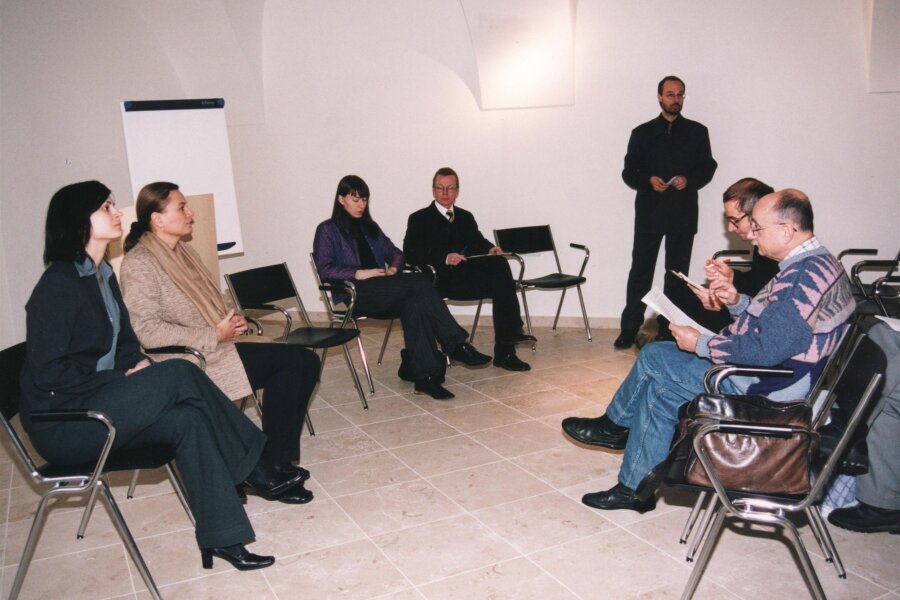 slavnostní předání DPK, 4.2.2003; zleva: Antonina Pirochtová, Jitka Vitásková, Jana Kalinová, Marek Pokorný, Radek Horáček